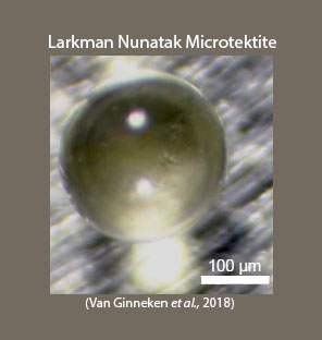 Obrázek mikrotektitu z Larkman Nunatak, Antarktidy.